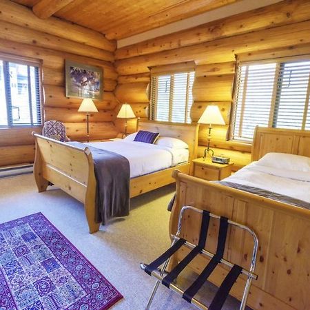 The Log House Inn Пембертон Экстерьер фото