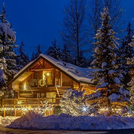 The Log House Inn Пембертон Экстерьер фото