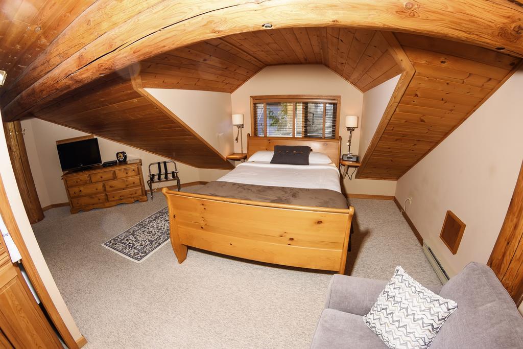 The Log House Inn Пембертон Экстерьер фото