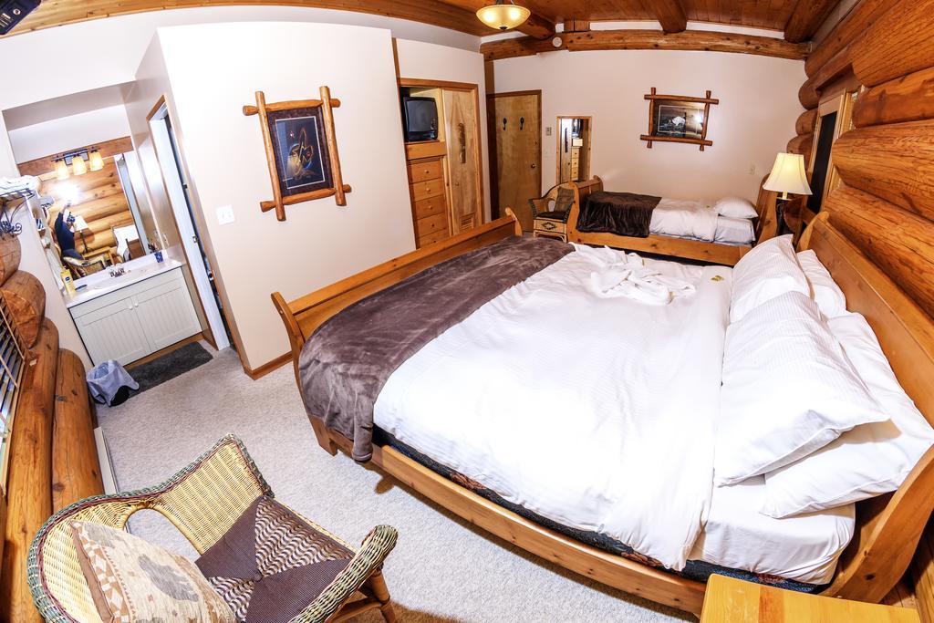 The Log House Inn Пембертон Экстерьер фото