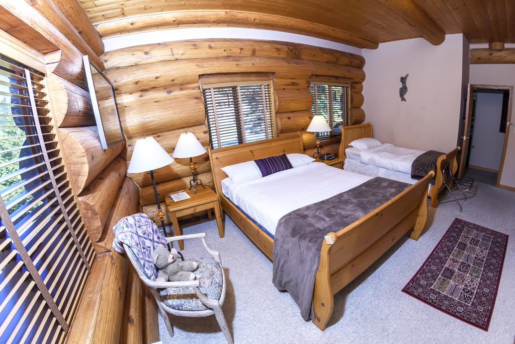 The Log House Inn Пембертон Экстерьер фото