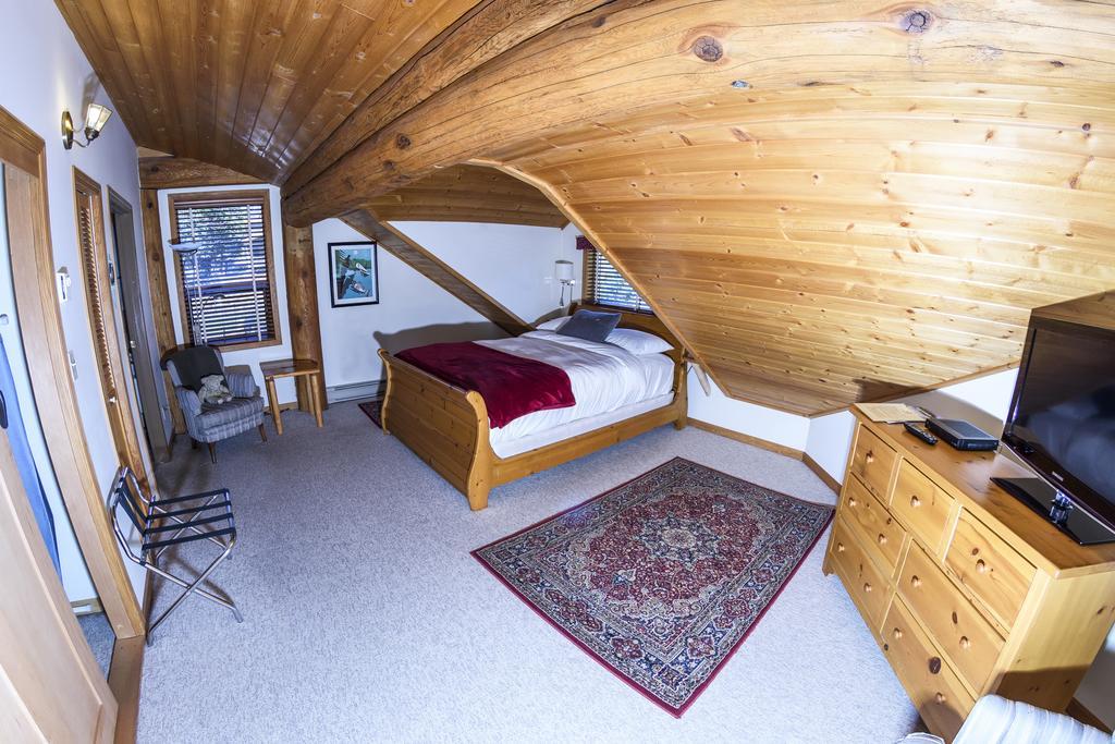 The Log House Inn Пембертон Экстерьер фото