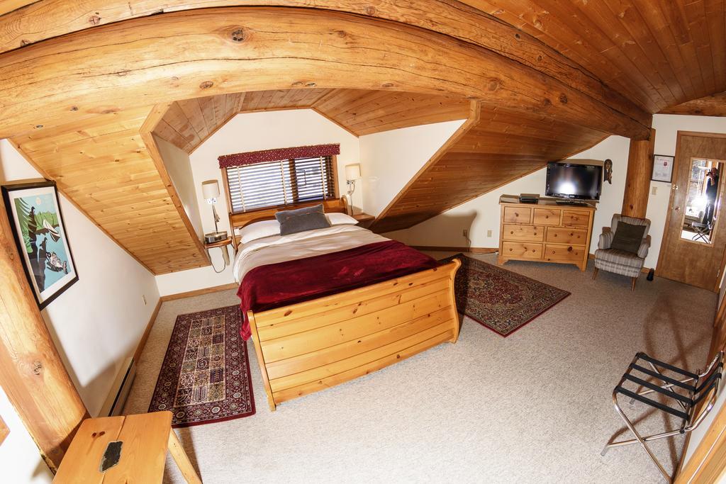 The Log House Inn Пембертон Экстерьер фото
