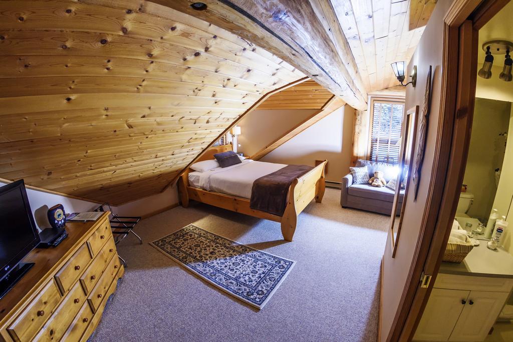 The Log House Inn Пембертон Экстерьер фото