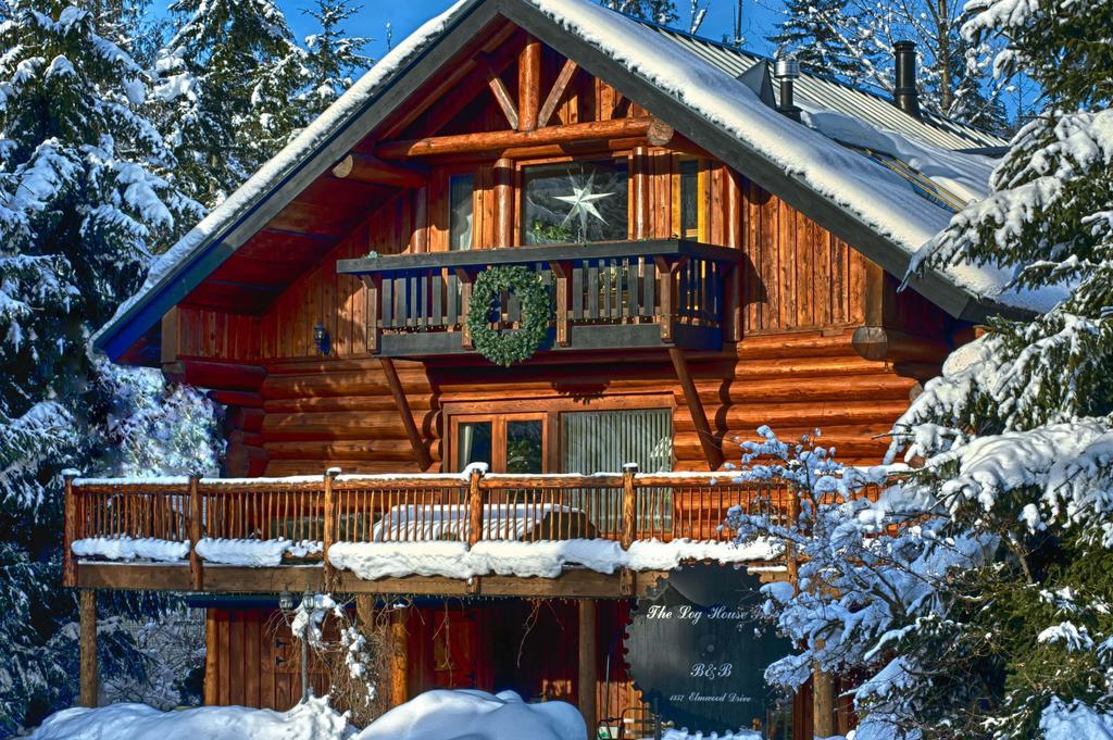 The Log House Inn Пембертон Экстерьер фото