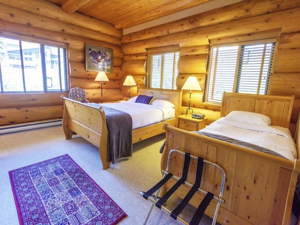 The Log House Inn Пембертон Экстерьер фото