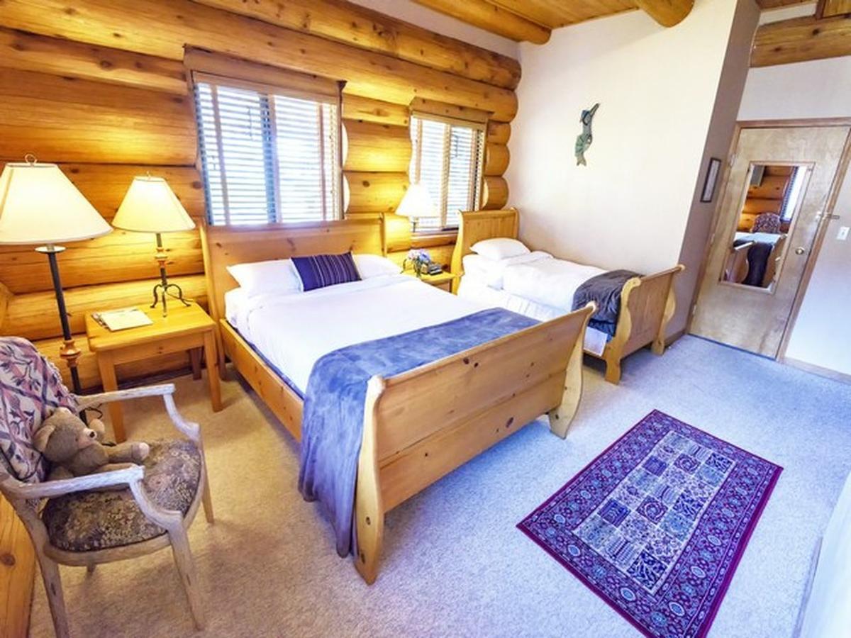 The Log House Inn Пембертон Экстерьер фото