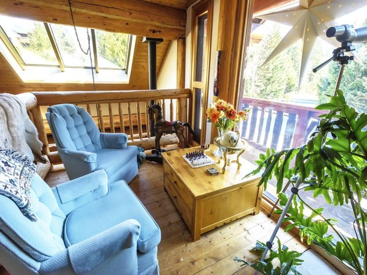 The Log House Inn Пембертон Экстерьер фото