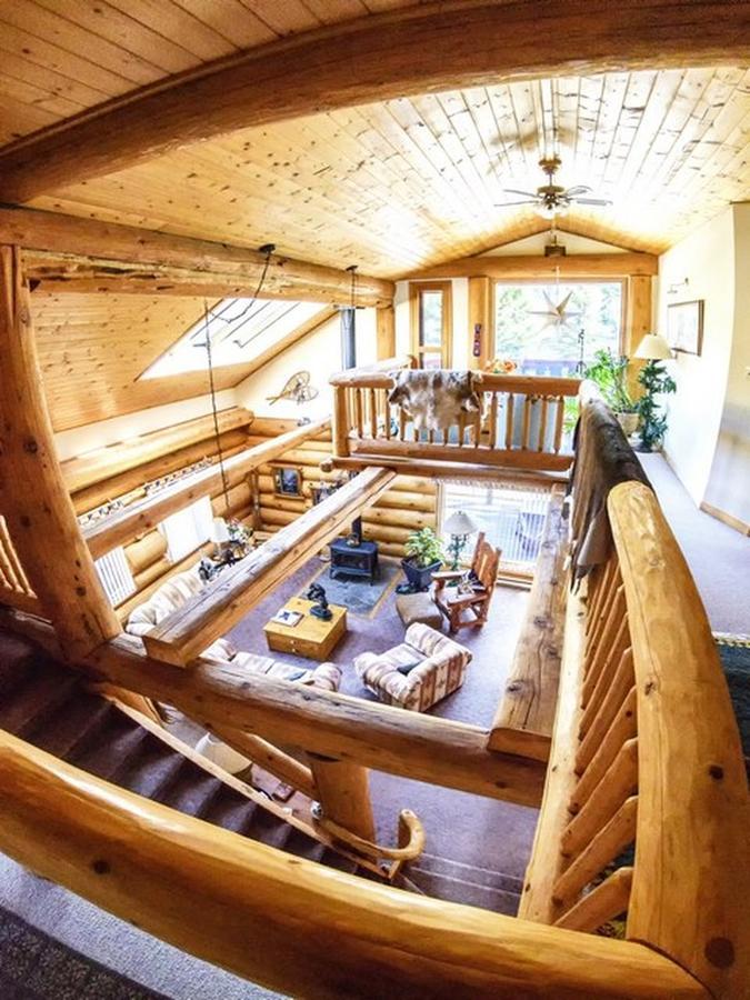 The Log House Inn Пембертон Экстерьер фото