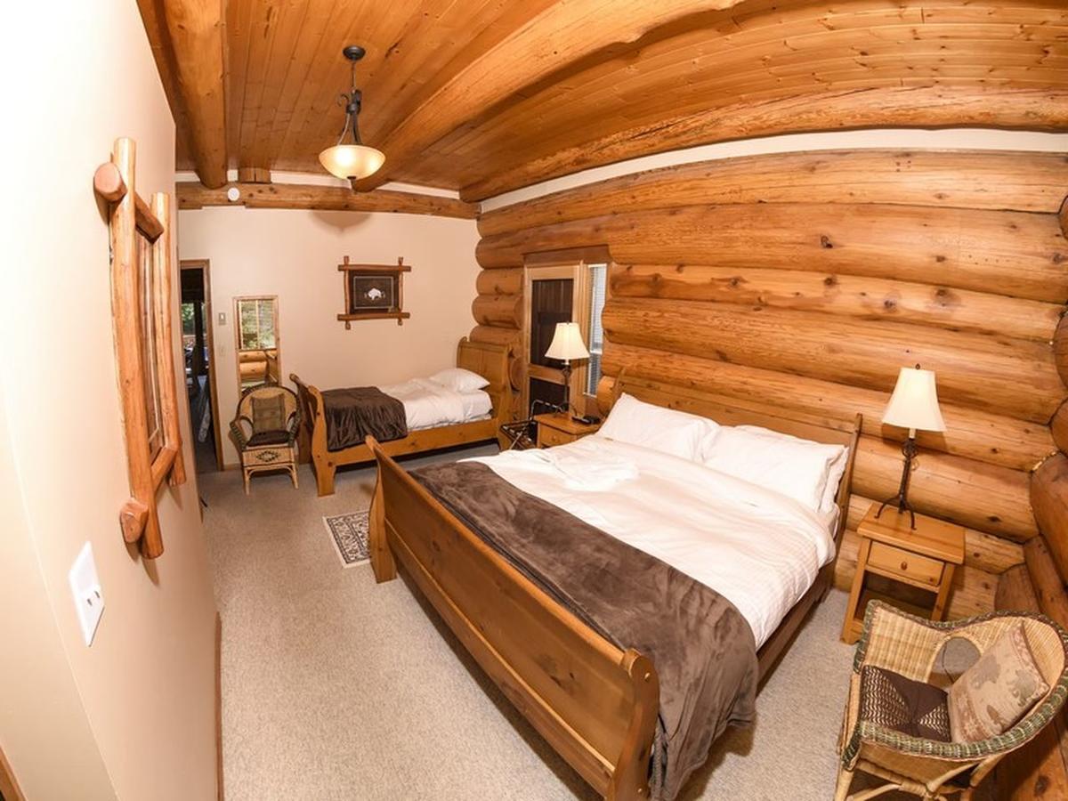 The Log House Inn Пембертон Экстерьер фото