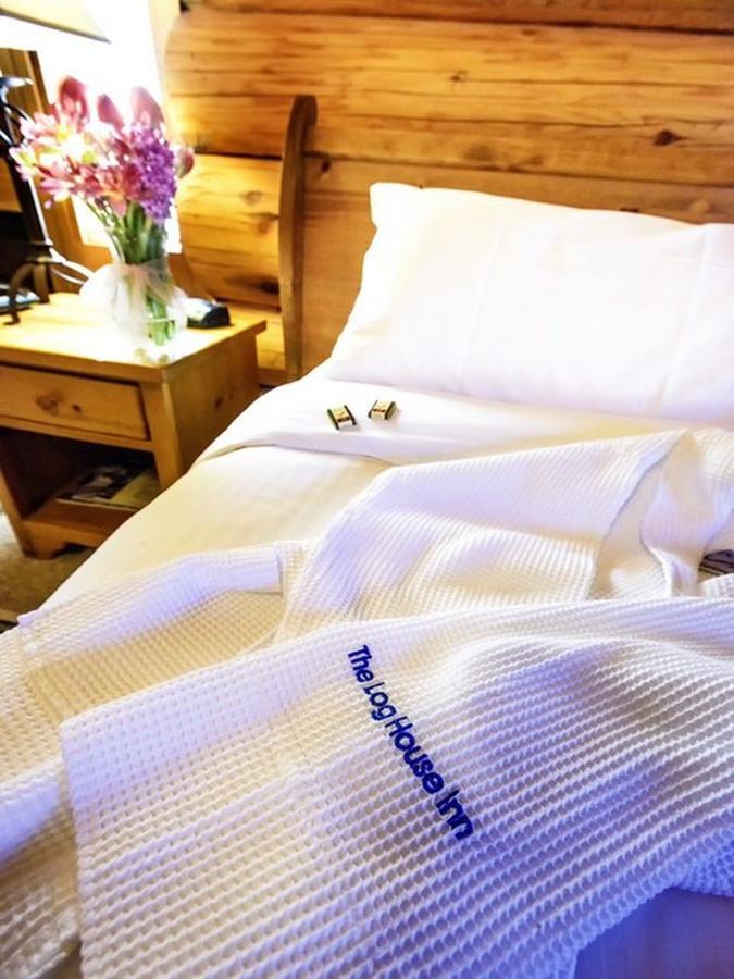 The Log House Inn Пембертон Экстерьер фото