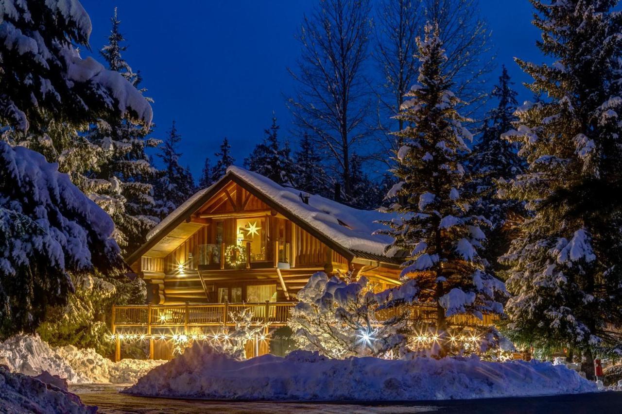 The Log House Inn Пембертон Экстерьер фото